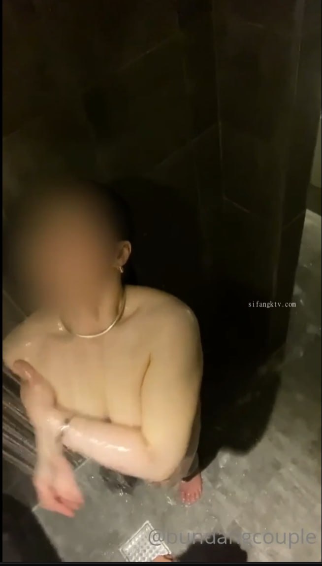 小穴会喷浆！妹妹翘起屁股被玩穴！圆润美臀嫩穴，假屌插穴爆菊花，进进出出猛捅